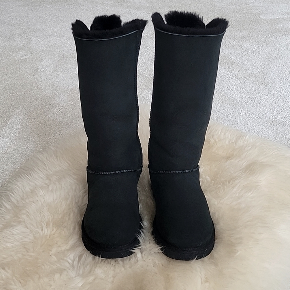 Ugg boots Bailey bow triplet, ladies size 10. Black. Pre-owned.